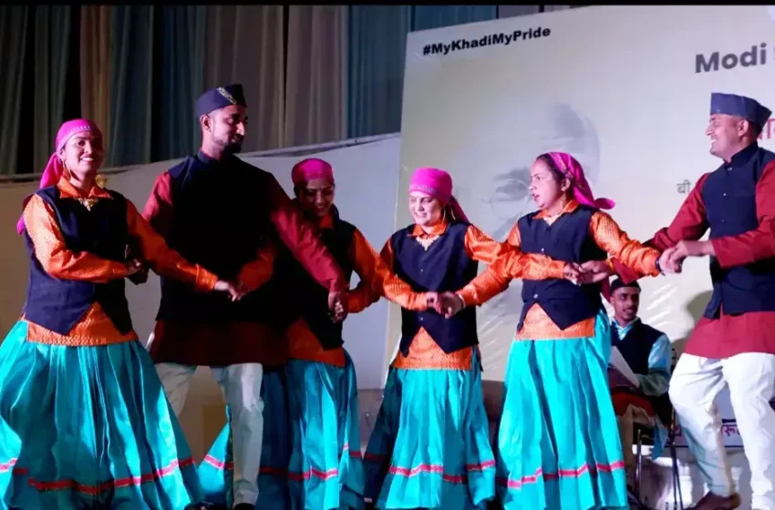  खादी प्रदर्शनी : पारंपरिक तांदी नृत्यों की प्रस्तुति दर्शकों का मन मोह लिया