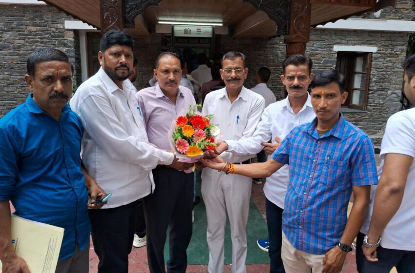  प्रदेश संयोजक मंडल के पदाधिकारीयों द्वारा प्रदेश संयोजक श्री प्रमोद मंन्द्रवाल को फूल बुके देकर उनका स्वागत किया