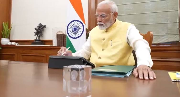  प्रधानमंत्री मोदी ने पदभार संभालते ही किसान सम्मान निधि की फाइल पर किए हस्ताक्षर