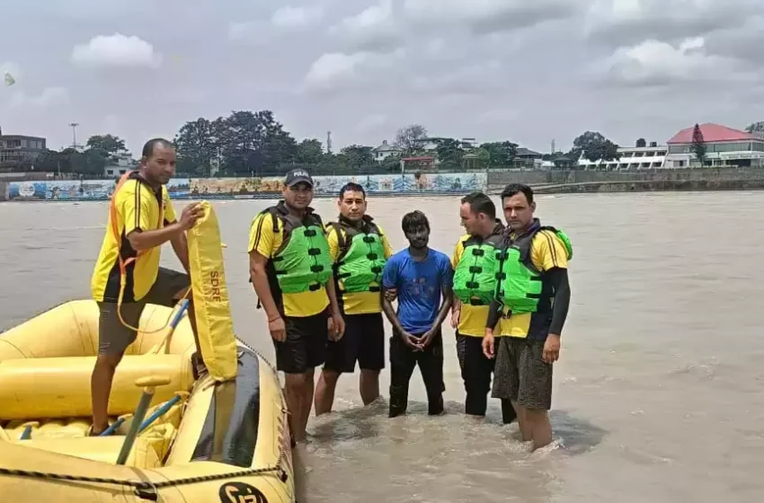  एसडीआरएफ जवानों ने गंगा में डूब रहे 8 कांवड़ियों को बचाया
